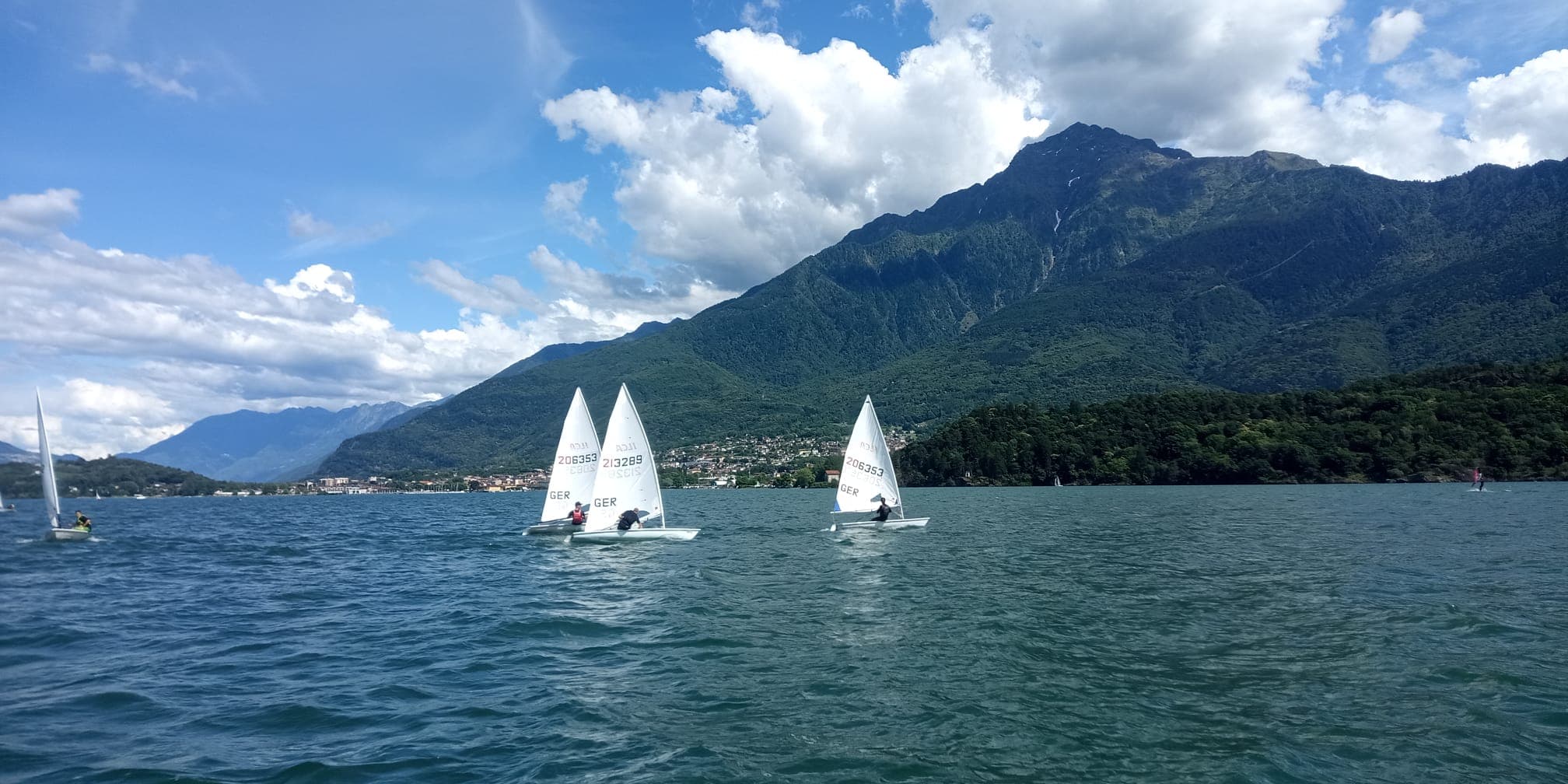 Jugendliche beim Segeln auf dem Forggensee
