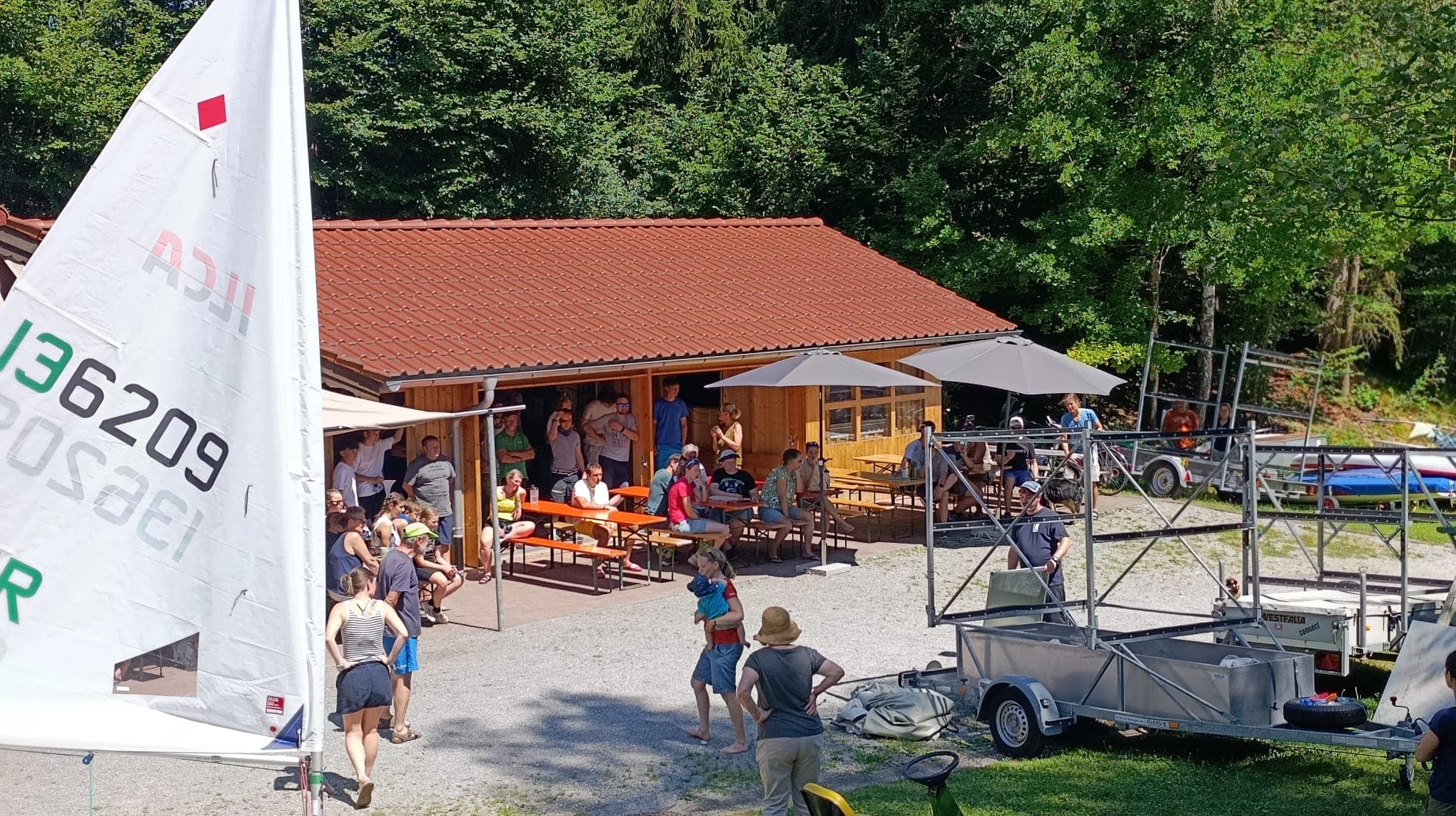 Mitglieder der Seglergemeinschaft Dietringen auf dem Vereinsgelände